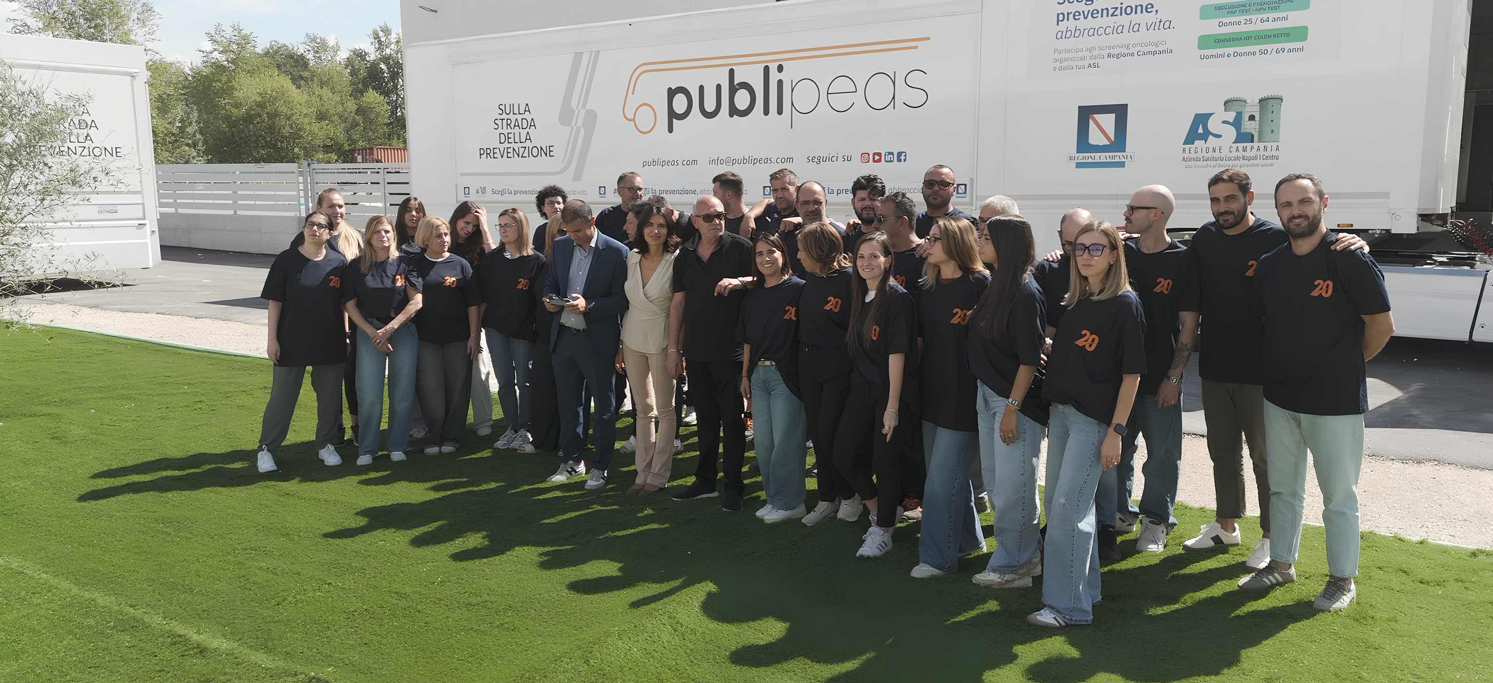 Il team Publipeas riunito davanti a un poliambulatorio mobile